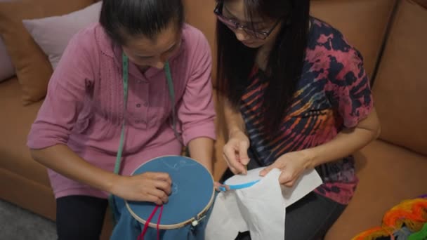 One Asian Woman Teaching Another Asian Woman Art Embroidery Living — Video Stock