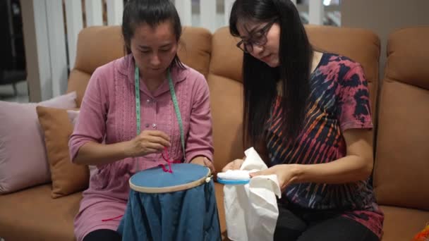 One Asian Woman Teaching Another Asian Woman Art Embroidery Living — Vídeo de Stock