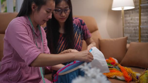 Одна Азиатка Учит Другую Азиатку Искусству Вышивки Гостиной Своего Дома — стоковое видео