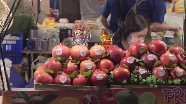 Bangkok Thailand August 2022 Food Vendor Sells Pomegranate Fruits Juice — Stock video