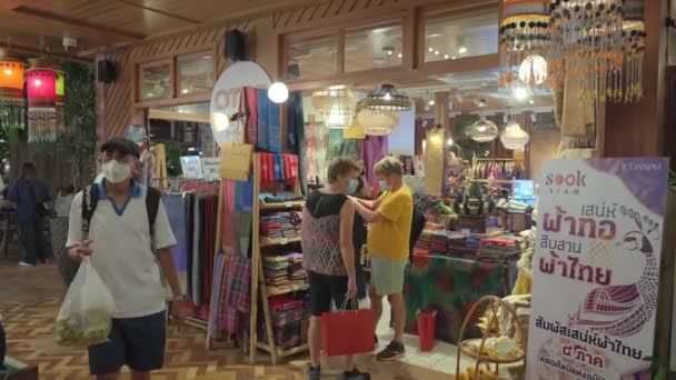 Bangkok Thailand August 2022 Tourists Walk Shop Plaza Icon Siam — Vídeo de stock