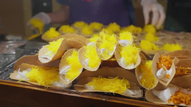 Bangkok Thailand August 2022 Food Vendor Makes Sweet Thai Crispy — Stok Video