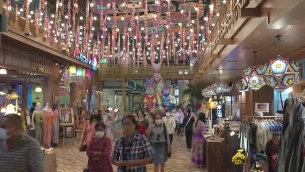Bangkok Thailand August 2022 Tourists Walk Shop Plaza Icon Siam — Stockvideo
