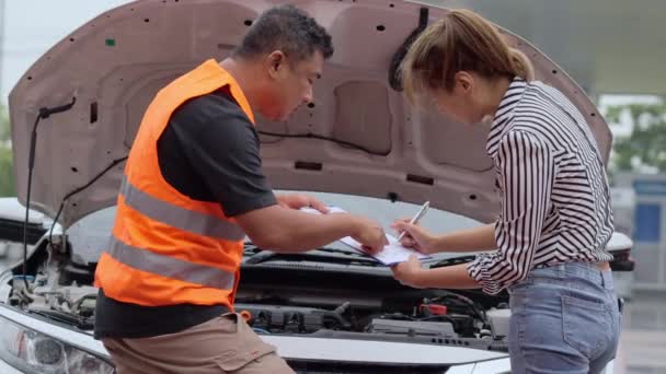 Worried Young Asian Woman Talking Car Insurance Agent Technician Claim — Vídeo de Stock