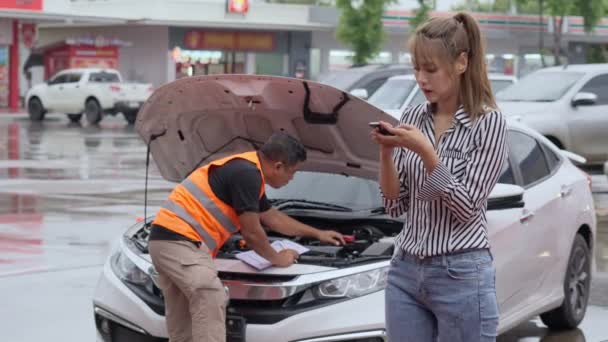 Δυσάρεστη Ασιάτισσα Ιδιοκτήτρια Αυτοκινήτου Που Στέκεται Στη Βροχή Στο Αυτοκίνητό — Αρχείο Βίντεο