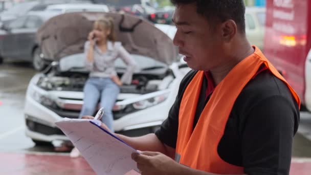 Close Male Car Insurance Agent Filling Car Repair Claim Form — Vídeo de Stock