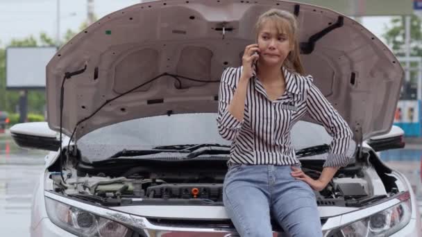 Unhappy Asian Female Car Owner Sitting Front Her Broken Car — Vídeo de stock