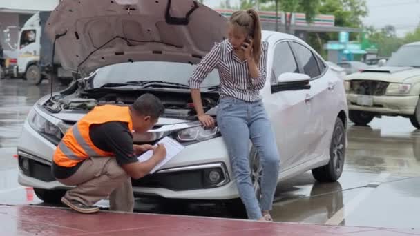Δυσάρεστη Ασιάτισσα Ιδιοκτήτρια Αυτοκινήτου Στέκεται Στη Βροχή Στο Αυτοκίνητό Της — Αρχείο Βίντεο