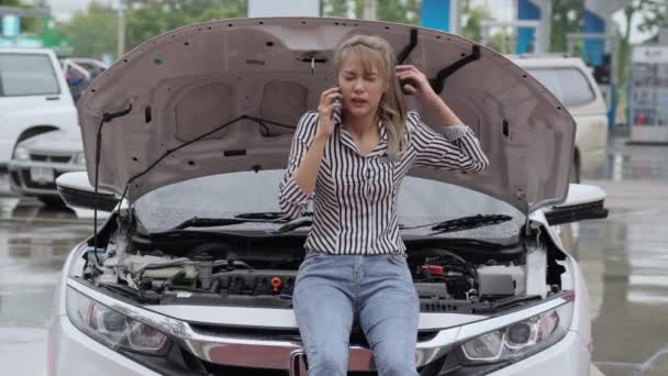 Unhappy Asian Female Car Owner Sitting Front Her Broken Car — Videoclip de stoc