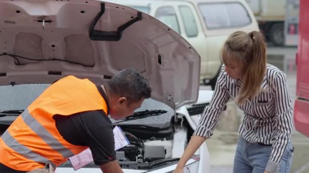 Male Car Insurance Agent Going Car Repair Parts Car Female — Stockvideo