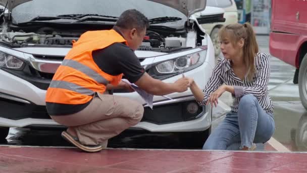 Unhappy Asian Woman Signing Insurance Claim Report Form Male Car — Vídeo de stock
