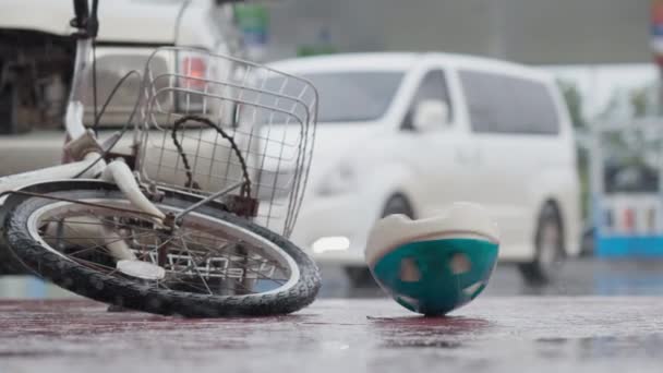 Bicycle Helmet Spinning Falling Bicycle Road Traffic Accident Raining Day — Stock Video