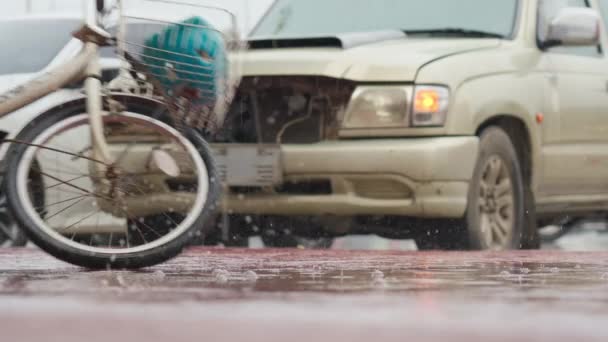 Велосипед Падає Дорогу Перед Автомобілем Після Причетності Дтп Дощовий День — стокове відео