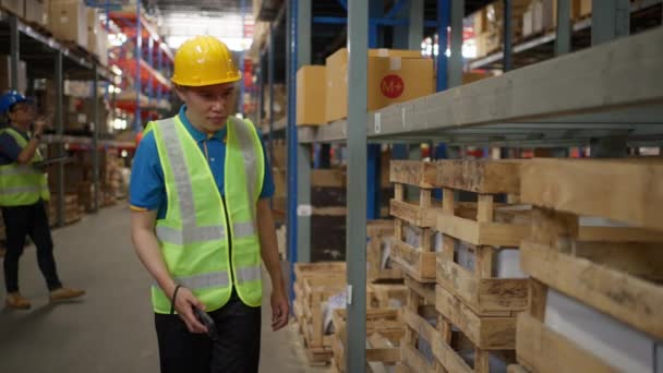 Male Warehouse Staff Wearing Safety Vest Yellow Hardhat Using Handheld — Video Stock