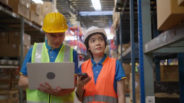 Male Female Warehouse Staff Working Together Check Inventory Scanning Barcode — Stok video