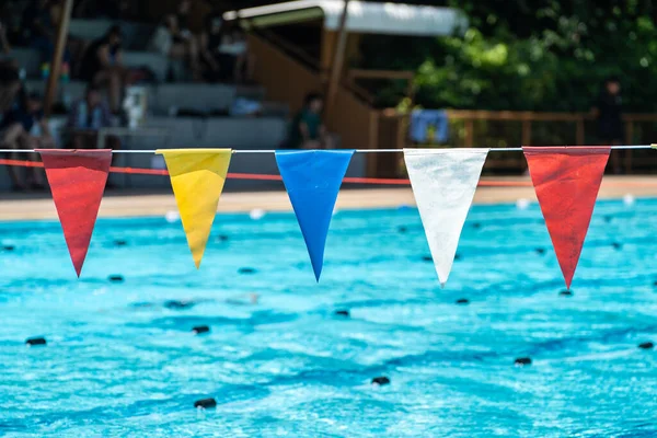 Multi Gekleurde Driehoek Zwemmen Marker Vlaggen Opknoping Boven Een Zwembad — Stockfoto