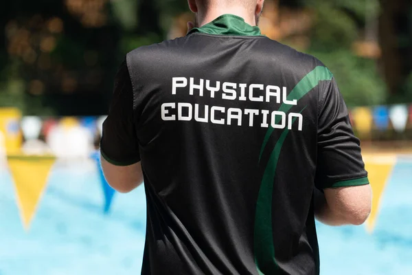 Rückenansicht Des Schwimmtrainers Physical Education Shirt Bei Der Arbeit Einem — Stockfoto