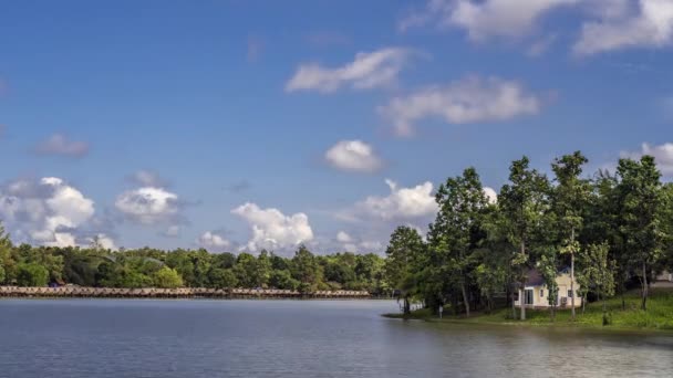 Время Передвижения Белых Облаков Над Озером Северном Таиланде Видом Небольшой — стоковое видео