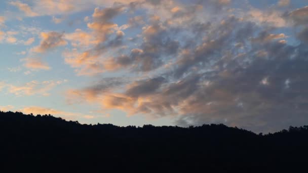 Lapso Tempo Nuvens Móveis Dramáticas Coloridas Durante Nascer Sol Manhã — Vídeo de Stock