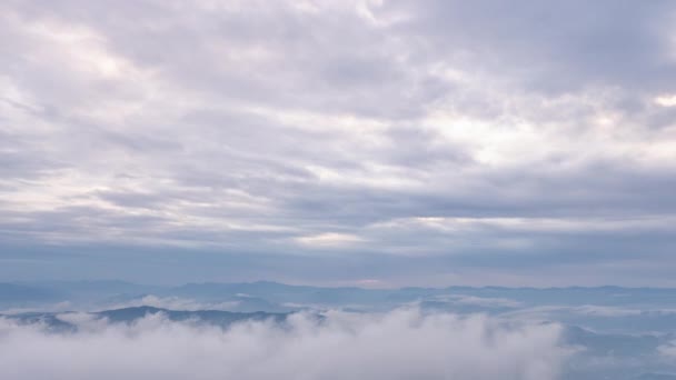 Lapso Tempo Nuvens Brancas Manhã Nevoeiros Que Movem Através Paisagem — Vídeo de Stock