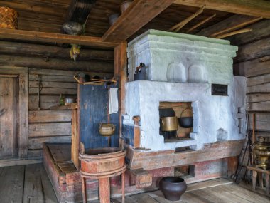 17. yüzyıldan kalma tarihi bir yer olan Kizhi adasındaki bir köylü evinde Rus sobası. Kültür Mirası
