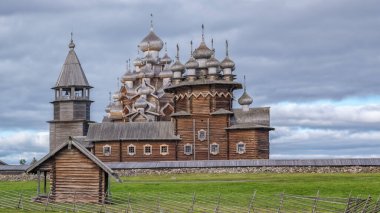 Kizhi Pogost, Kizhi adasında 17. yüzyıldan kalma tarihi bir site. İki büyük ahşap kilise, 22 kubbeli şekil değiştirme kilisesi ve 9 kubbeli şefaat kilisesi ve bir çan kulesi.