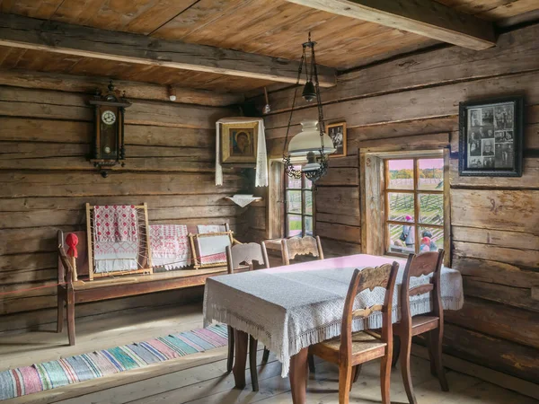 Pokój Meblami Drewnianym Domu Bogatego Chłopa Zabytek Xvii Wieku Dziedzictwo — Zdjęcie stockowe