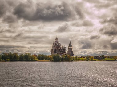 Kizhi Müzesi, Rusya 'nın eşsiz tarihi, kültürel ve doğal kompleksleriyle en büyük açık hava müzelerinden biridir. Panorama. Onego gölünden görüntü