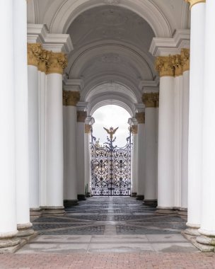 St. Petersburg 'da görülmüş. Kış Sarayı 'nın kapısı.