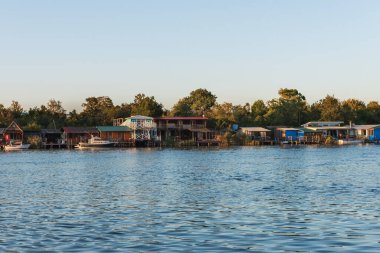 Karadağ 'daki Bojana veya Buna nehri. Nehir kıyısındaki balıkçılar için yazlık evler. Yaz manzarası