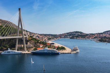 Liman, liman, Hırvatistan 'ın Dubrovnik kentindeki Gruz limanı beyaz tekneleri ve yatlarıyla. Yaz manzarası