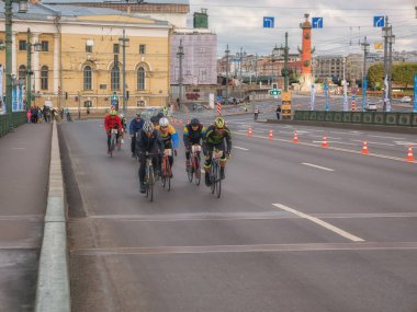 Rusya, Saint Petersburg, 26.09.2021: Neva 'nın farklı kıyılarındaki en önemli ve pitoresk yerlerden gelen tüm katılımcılar için amatör bisiklet yarışı