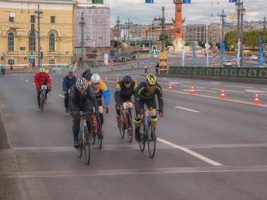 Rusya, Saint Petersburg, 26.09.2021: Tüm yarışmacılar için bisiklet turnuvası. Los Angeles STRADA, Neva 'nın farklı kıyılarındaki en önemli ve resimli yerlerden geçiyor.