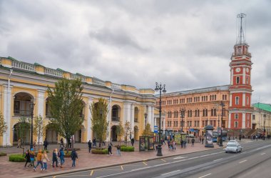 Saint Petersburg 'un göze çarpan mimarisi. Nevsky Prospekt, şehrin ana caddesi. Şehir sokaklarının manzarası