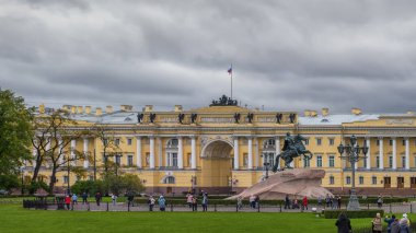 Saint Petersburg 'un göze çarpan mimarisi. Senato Meydanı, Senato ve Sinod binaları, son klasiğin mimari bir anıtı. Sonbahar şehri manzarası