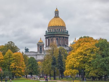 Saint Petersburg 'un göze çarpan mimarisi. Saint Isaac Katedrali ya da Isaakievskiy Sobor, büyük bir mimari yapı. Sonbahar şehri manzarası