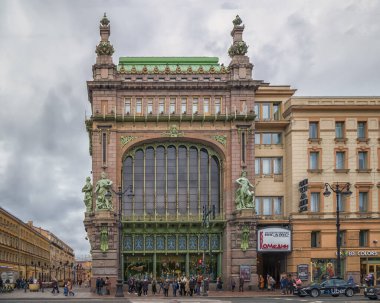 Saint Petersburg 'un göze çarpan mimarisi. Nevsky Prospekt 'teki Eliseyev Mağazası, Art Nouveau mimarisinin en çarpıcı örneklerinden biri.