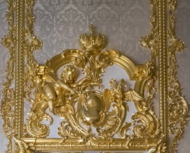 Puşkin, Rusya - 25 Eylül 2021 Catherine Sarayı Şövalye Yemek Odası. Catherine Sarayı 'nda Barok tarzının ayrıntıları