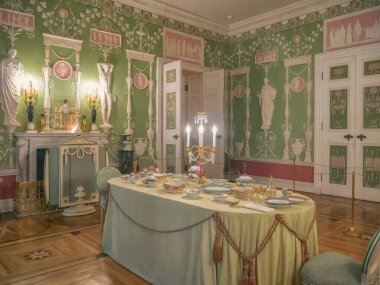 Puşkin, Rusya - 25 Eylül 2021: Tsarskoye Selo 'daki Catherine Sarayı' ndaki Yeşil Yemek Odası. Catherine Sarayı 'nın İçi