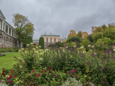 Puşkin, Rusya - 25 Eylül 2021: Bahçe Catherine Sarayı 'ndaki Cameron Galerisi' nde. Saint Petersburg 'un göze çarpan mimarisi. Sonbahar manzarası