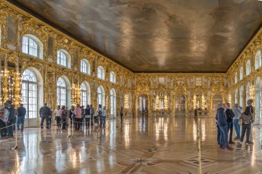 Puşkin, Rusya - 25 Eylül 2021: Puşkin Catherine Sarayı. Büyük Salon, Mimar Rastrelli tarafından tasarlandı, Salonun heykel ve yaldızlı oymaları ve süslemeleri ile