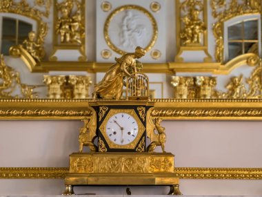 Puşkin, Rusya - 25 Eylül 2021: Catherine Sarayı 'nda Barok tarzı saat. Puşkin Catherine Sarayı İçişleri