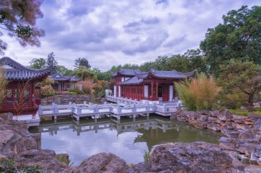 Çin bahçesi. Ebedi Mutluluk Bahçesi, insan ve doğa arasındaki uyum. Su, taşlar, binalar, yollar ve dekoratif tasarım elementleriyle eşsiz bir bahçe manzarası. Yaz manzarası