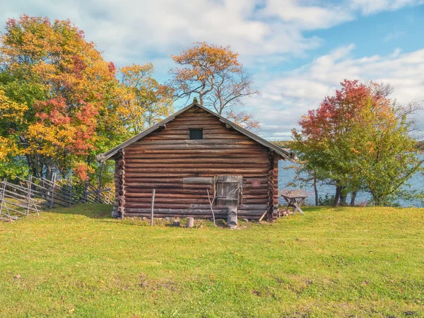 Kizhi Russland September 2021 Herbstlandschaft Holzhaus Ufer Des Onega Sees — Stockfoto