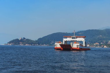 KOTOR, MONTENEGRO - 3 Ağustos 2021: Karadağ 'ın Kotor Körfezi' nden geçen feribot. Deniz manzarası