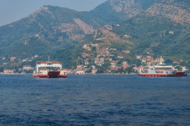 KOTOR, MONTENEGRO - 3 Ağustos 2021: Karadağ 'ın Kotor Körfezi' nden feribot geçişi. Verige Boğazı 'ndaki feribotlar. Deniz manzarası