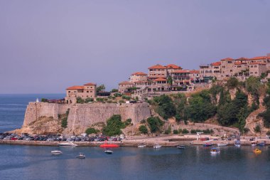 Ulcinj, Karadağ 'ın güney kıyısında bir kasaba. Ulcinj eski kasaba kalesi. Adriyatik kıyısındaki en eski yerleşim yerleri. Şehir manzarası