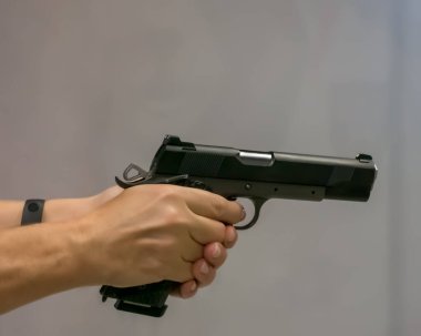 Silah kadınların elinde. Atış talimi poligonda.