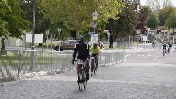 Finish Line Bicycle Race City Daytime Shooting — Stock Video