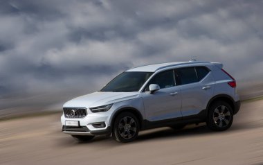 Bulanık arkaplanda hareket halinde Volvo beyaz araba.